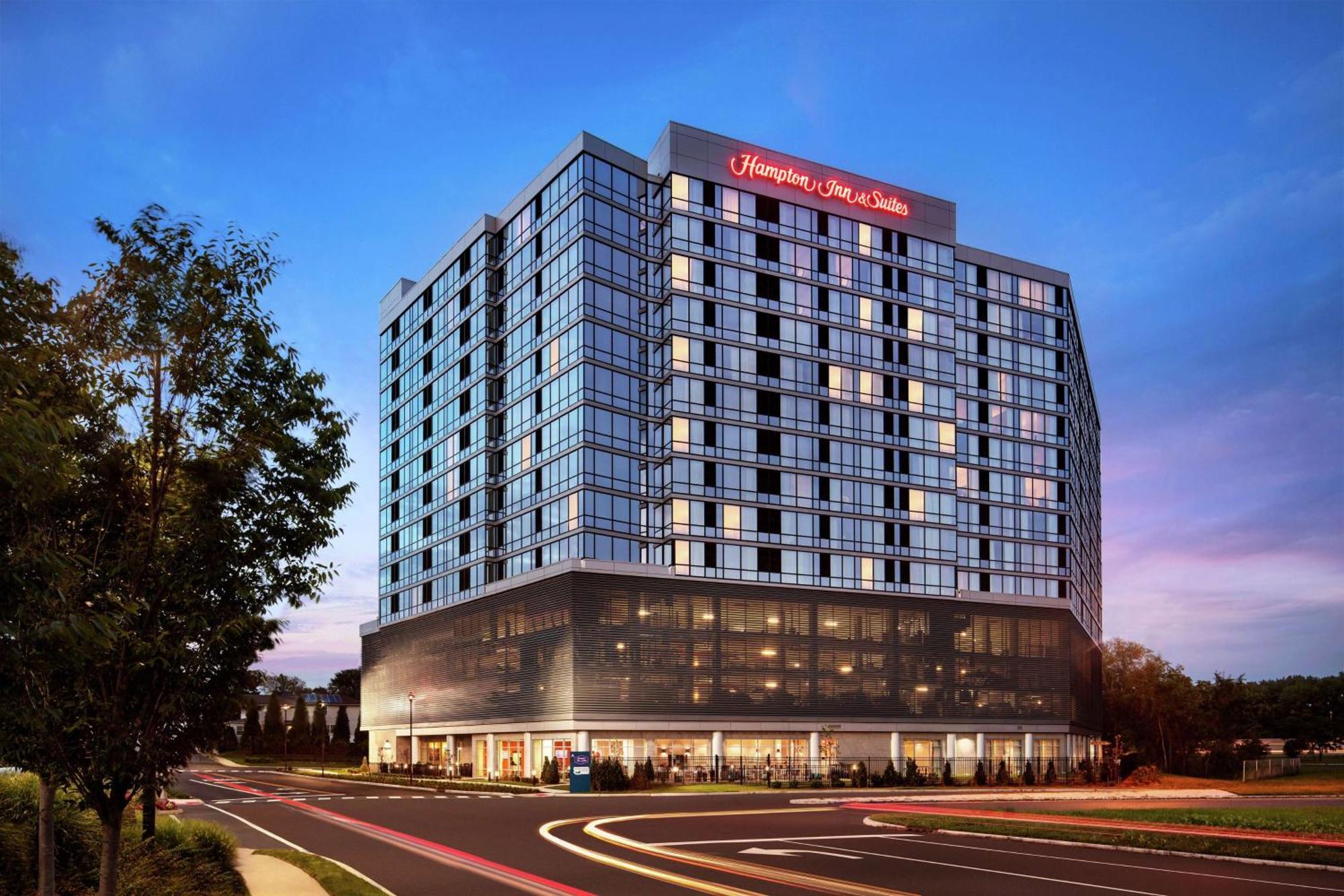 Hampton Inn & Suites Teaneck/Glenpointe Exterior foto